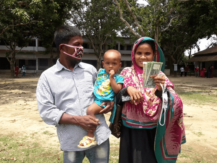 family with cash from Bangladesh