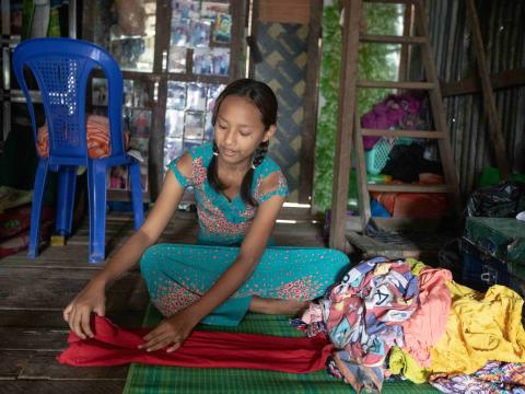 Ei helping her mother by doing household work