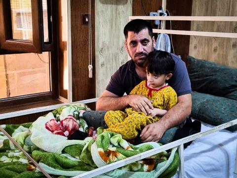 Zanyar with his daughter. Photo credit: Dastan Sabah & Ziryan Kamaran Sideq © World Vision 2024.